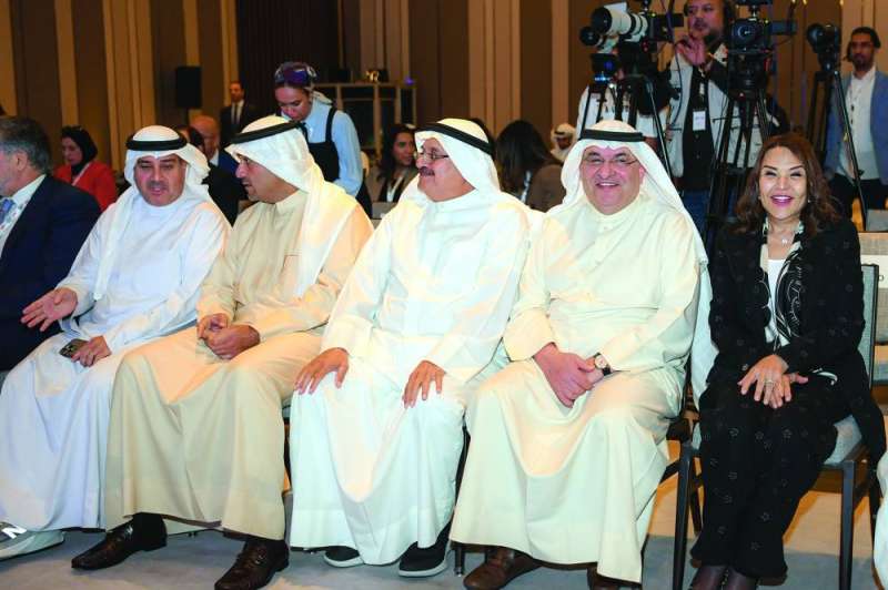 


شيخة البحر ومحمد الصقر وفيصل المطوع وأنس الصالح وخالد المطوع في مقدّم حضور القمة 	 (تصوير سعود سالم) 