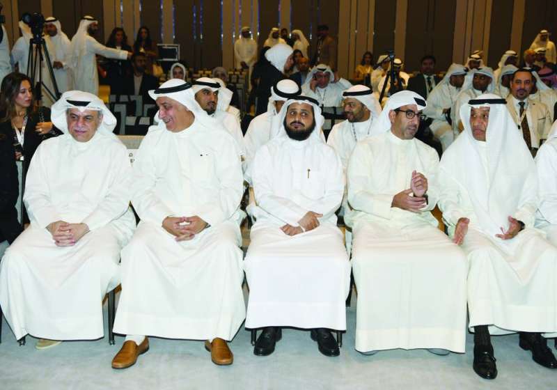 


من اليسار: عادل الماجد وصلاح الفليج ومحمد المطيري وفيصل الحمد 