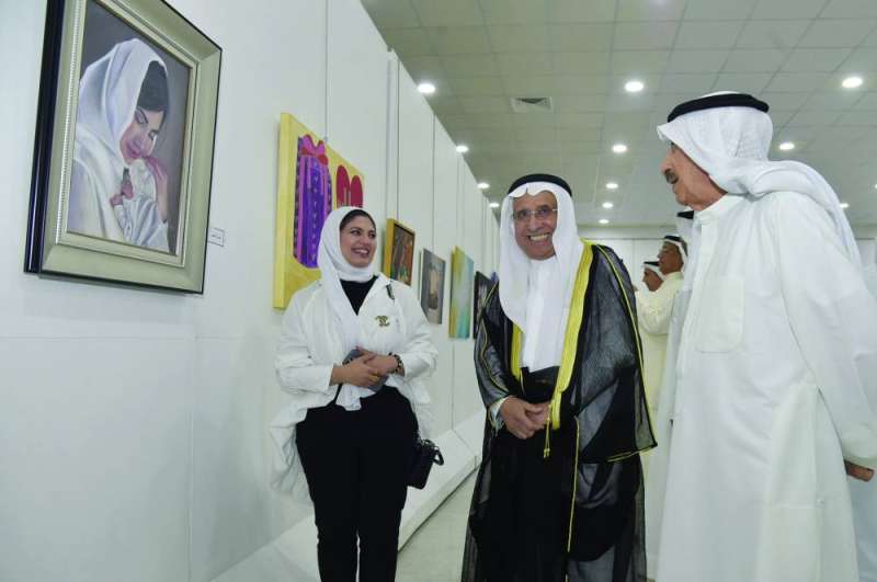 


البغلي وعبدالرسول سلمان خلال جولتهما في المعرض	(تصوير سعود سالم) 