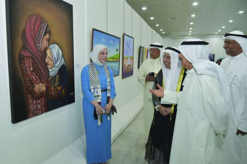 إحدى المشاركات تشرح لوحتها عن بر الوالدين 