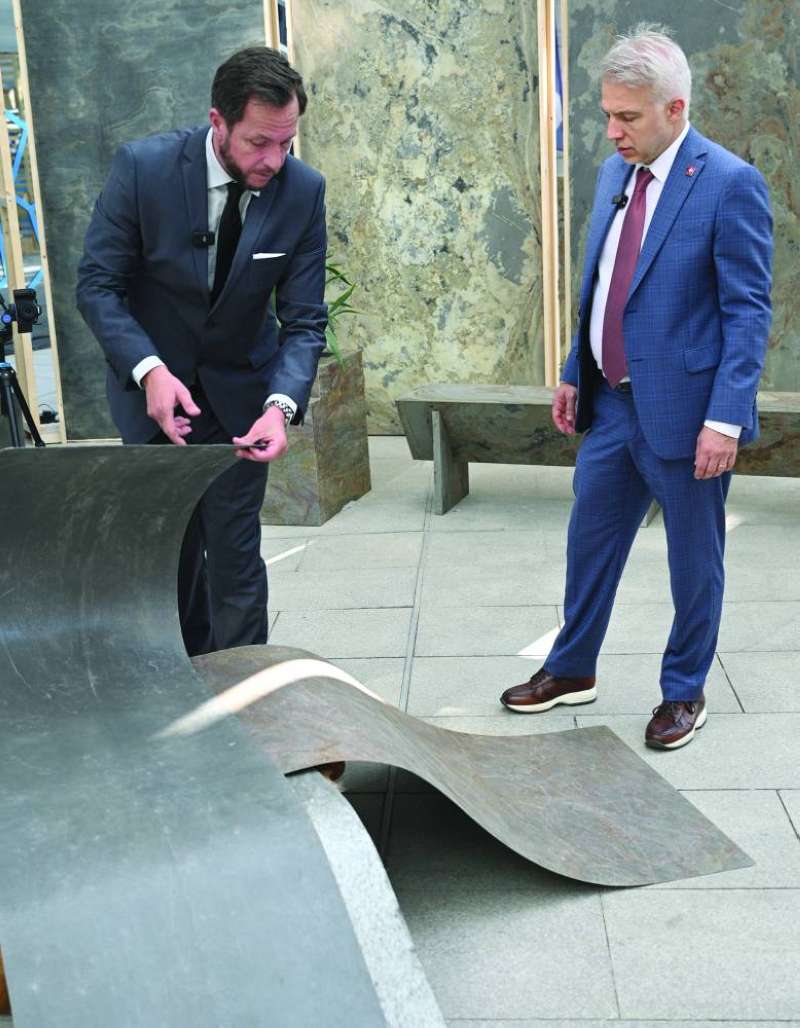 


ماتيو ستارينغ يشرح للسفير السويسري عن متانة المنتج 