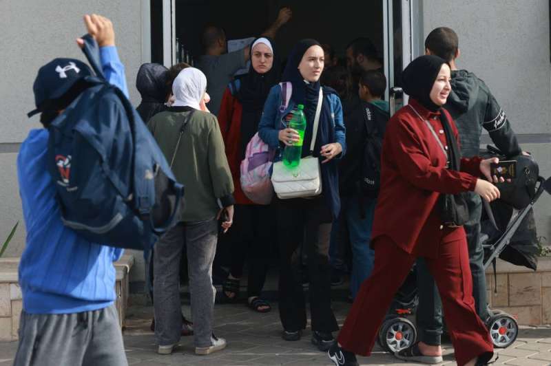 استمرار تدفق حملة الجنسيات الأجنبية لمعبر رفح أمس (أ ف ب)