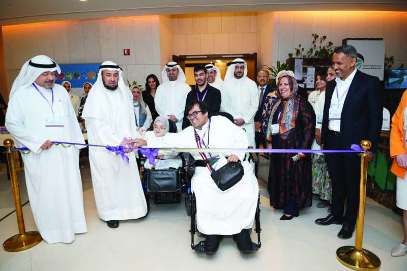 مهدي يشارك ذوي الإعاقة في قص شريط افتتاح المؤتمر والمعرض 