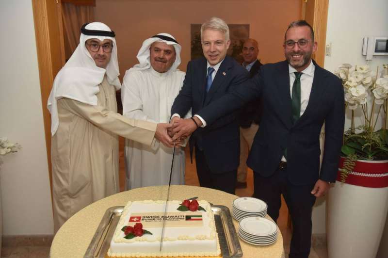 المطوع مشاركاً السفير السويسري قص قالب حلوى الاحتفال 