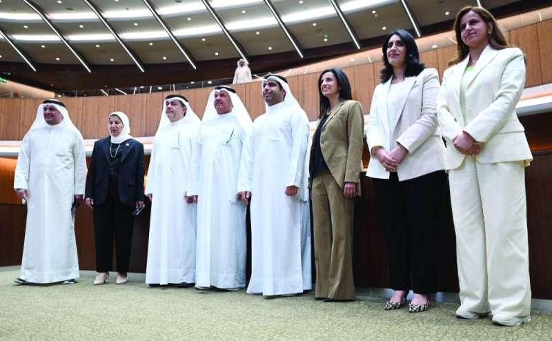 الرئيس وعدد من الأعضاء قبل الجلسة 