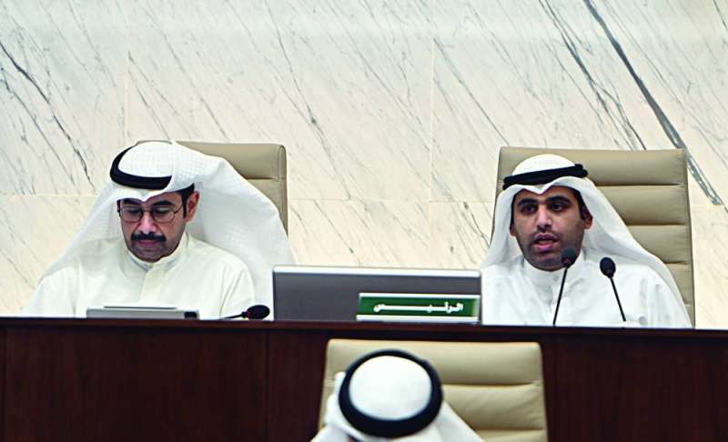 عبدالله المحري مترئساً الجلسة وبجانبه سعود الدبوس 	(تصوير نايف العقلة) 