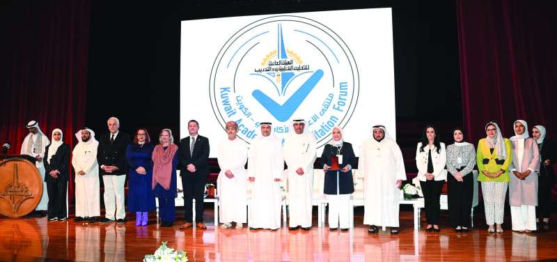 الفجام متوسطاً المشاركين في الملتقى (تصوير نايف العقلة) 