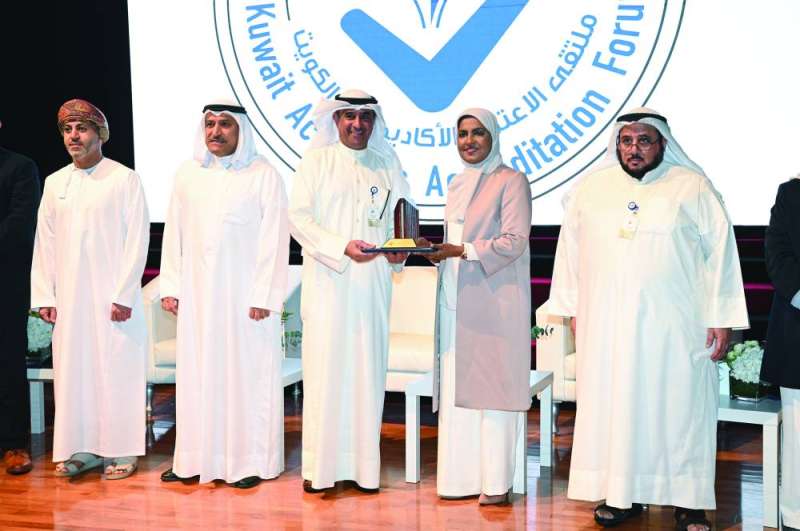 تكريم إحدى المشاركات في الملتقى