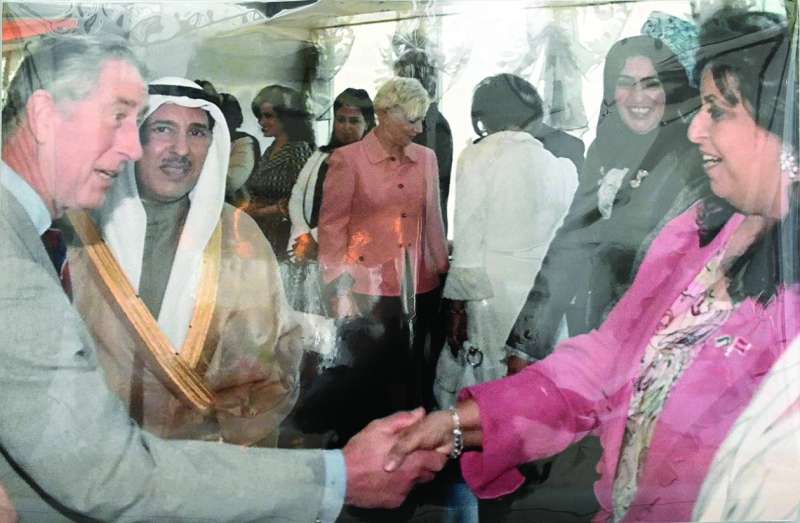 لوحة للشيخة هناء تُصافح الملك تشارلز خلال زيارته الخامسة 