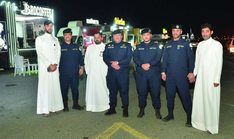 العميد الإبراهيم وضباط مع الزميل نايف كريم عند موقع سيارات «فود ترك» 