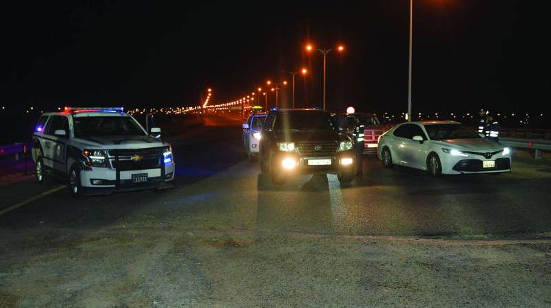 سيطرة أمنية وتدقيق على السيارات على جسر جابر	 (تصوير سعود سالم) 