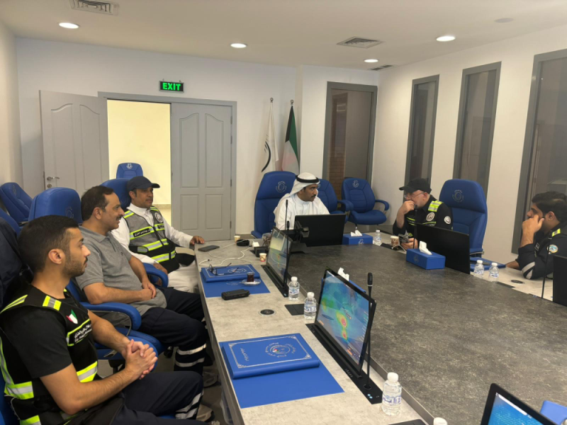 الرشيدي مجتمعاً مع قيادات الأشغال في غرفة العمليات
 