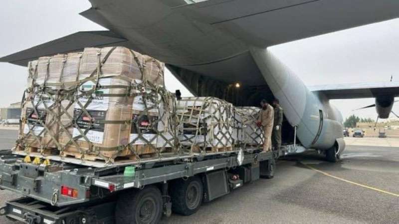 شحنة من المساعدات إلى متن الطائرة