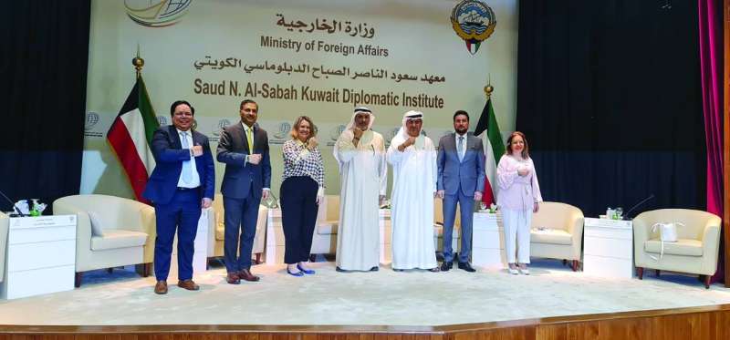 المشاركون في ندوة «التغير المناخي» بمعهد سعود الناصر الديبلوماسي