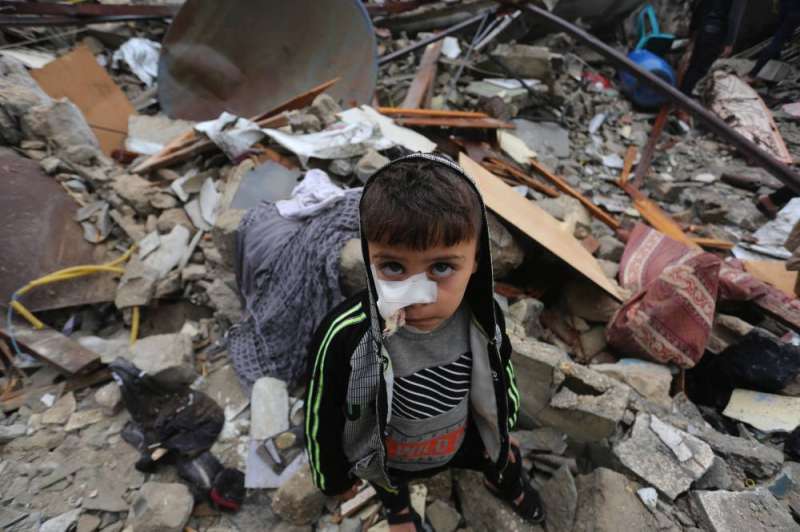 طفل فلسطيني مُصاب بين أنقاض رفح (شينخوا) 