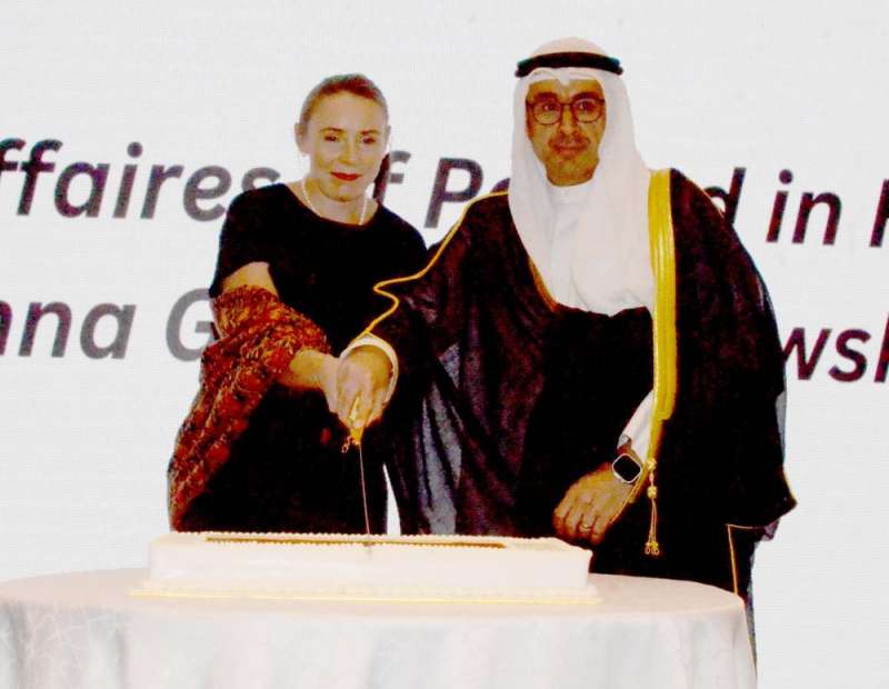 معرفي مشاركاً تشيشكوفشكا قص قالب حلوى الاحتفال 