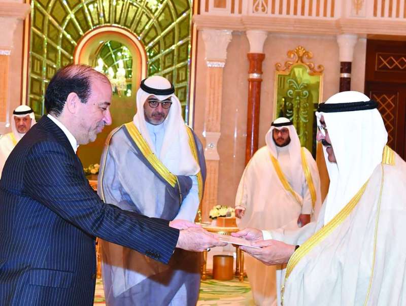 


سمو ولي العهد متسلماً أوراق السفير الإيراني الأربعاء الماضي 