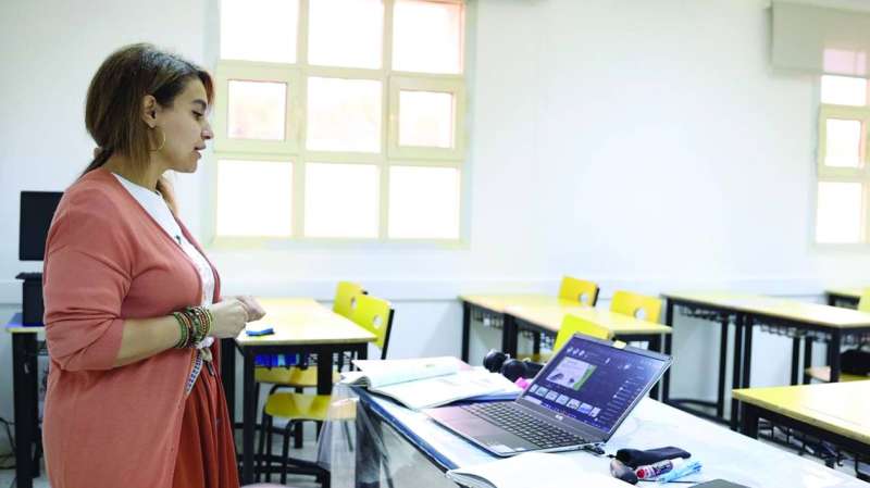 معلمة تؤدي حصتها عن بعد