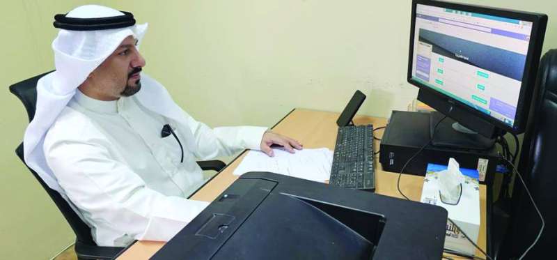 معلم خلال حصته الافتراضية في إحدى المدارس 