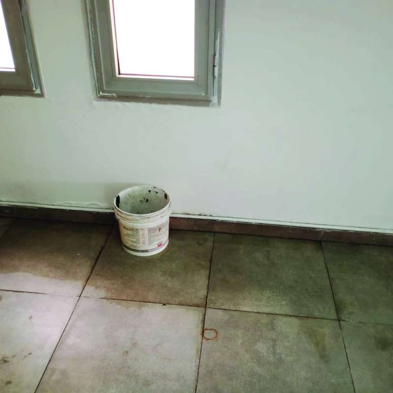 وضع إناء لتجميع خرير مياه الأمطار في إحدى المدارس