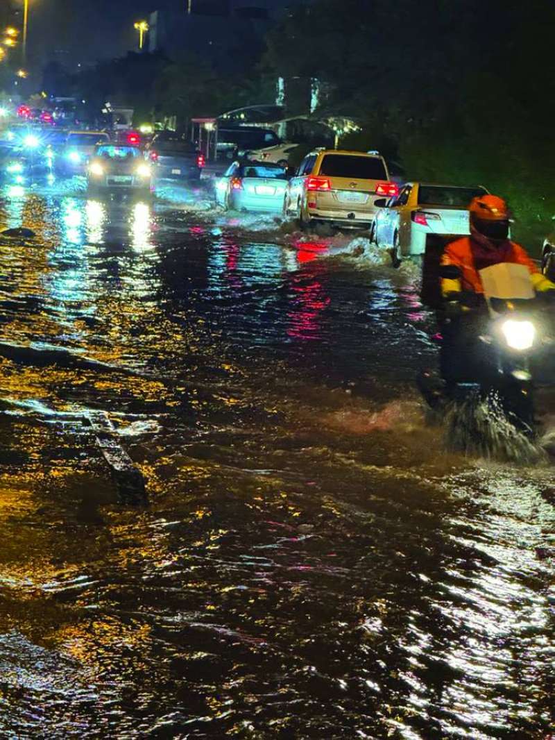 السيارات سبحت بمياه الأمطار في الطرق (تصوير أسعد عبدالله)