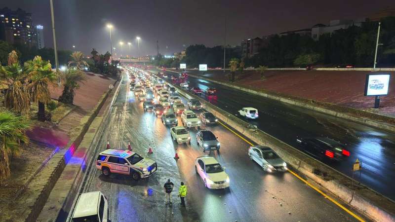 تحويل مسار السيارات لوجود تجمعات مائية