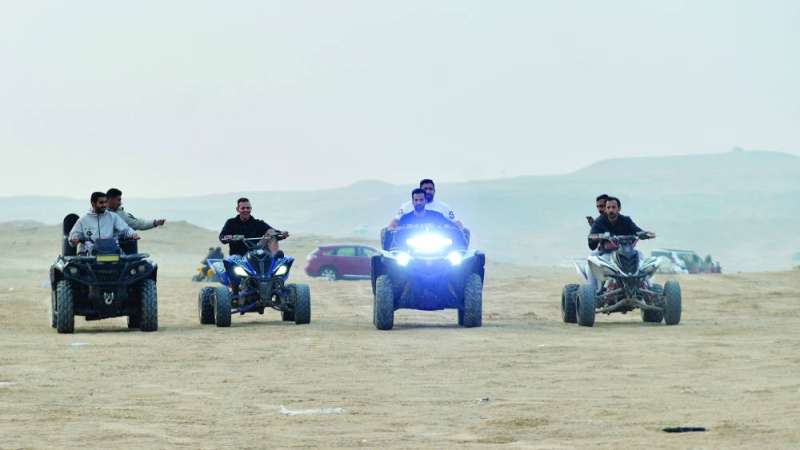 شباب على البقيات مستمتعين بالأجواء 