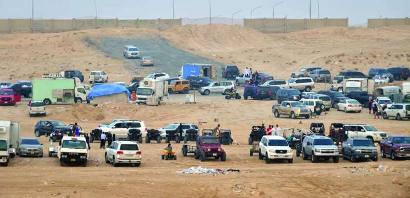 المواطنون والمقيمون انطلقوا إلى البر (تصوير سعود سالم)