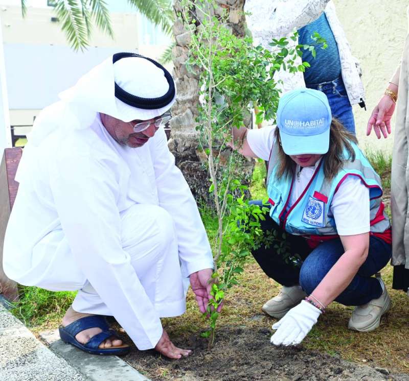 السفير الإماراتي والدكتورة أميرة الحسن يزرعان شتلة