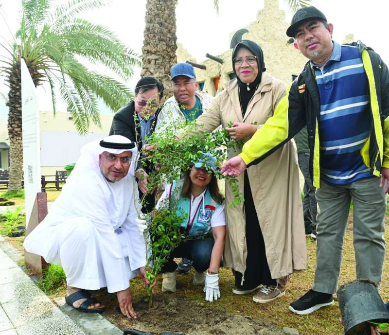 


أميرة الحسن وسفراء يشاركون في التخضير 	(تصوير نايف العقلة) 