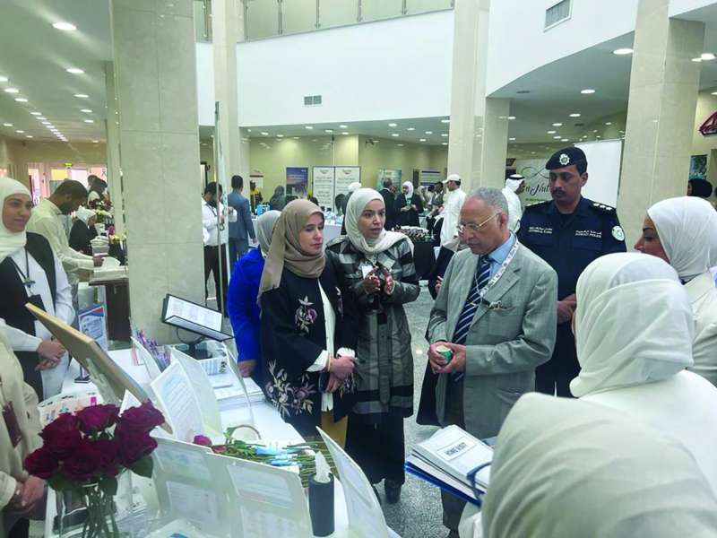 


البصيري خلال جولته بالمعرض الصحي 