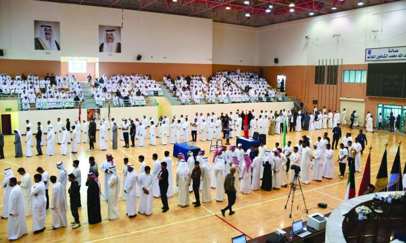 المتقدمون في طابور لوضع أسمائهم في صندوق القرعة	 (تصوير سعود سالم) 