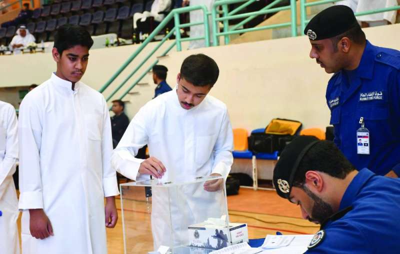 متقدم يضع اسمه في الصندوق