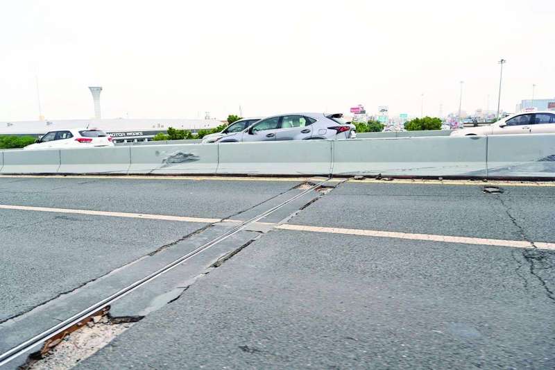 


شروخ في الطريق وتهالك للفواصل 