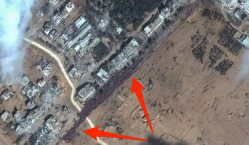 صور جوية تُظهر حشوداً من الفلسطينيين تفر من جنوب غزة