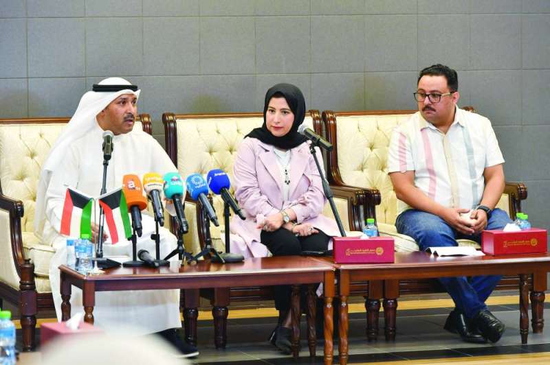 


عائشة المحمود تتوسط المغربي والرباح في المؤتمر الصحافي 