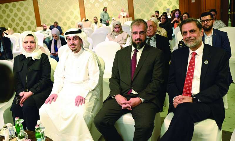 المنذر الحساوي وعدد من قياديي «الصحة» في مقدمة الحضور (تصوير نايف العقلة)