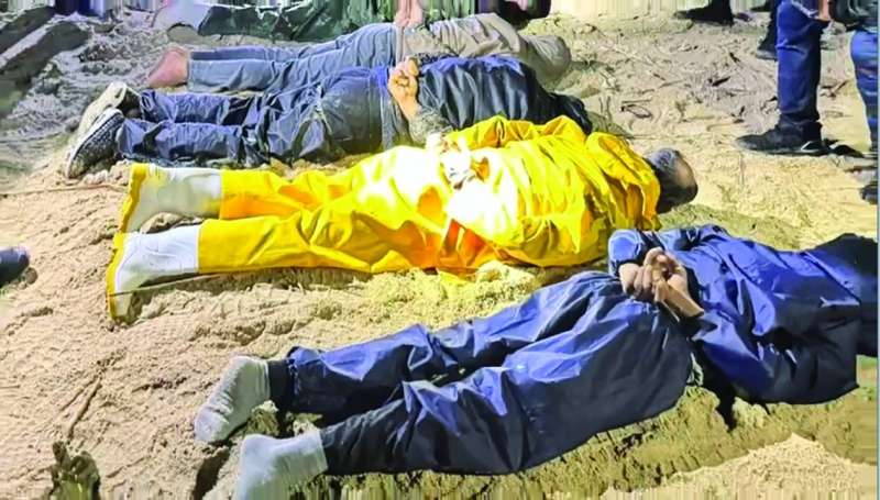 


المتهمون بعد توقيفهم 