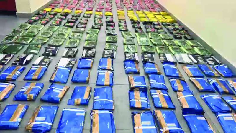 المضبوطات بعد إفراغها من الحقائب