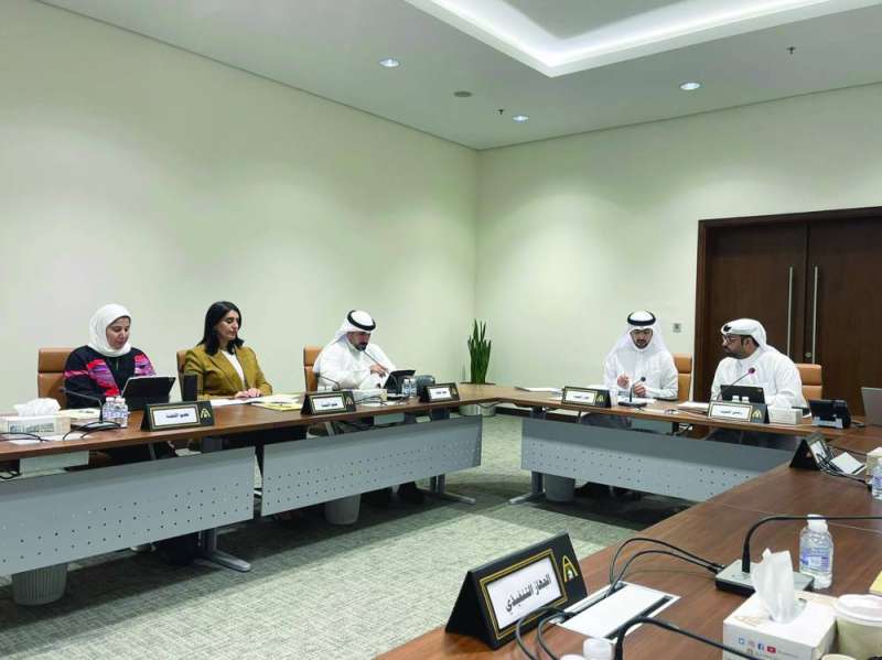 جانب من اجتماع اللجنة المالية والقانونية