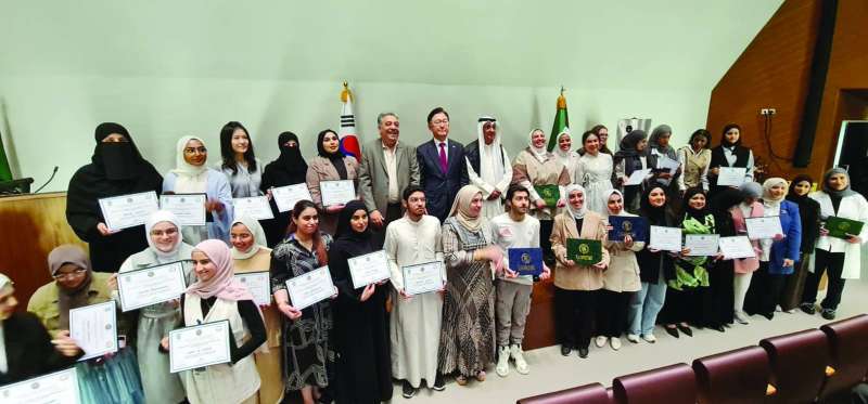 


السفير الكوري والمدعج مع الطلبة الذين شاركوا في الدورة التجريبية الأولى 