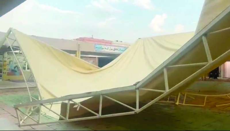 أجزاء متساقطة من مظلة إحدى المدارس