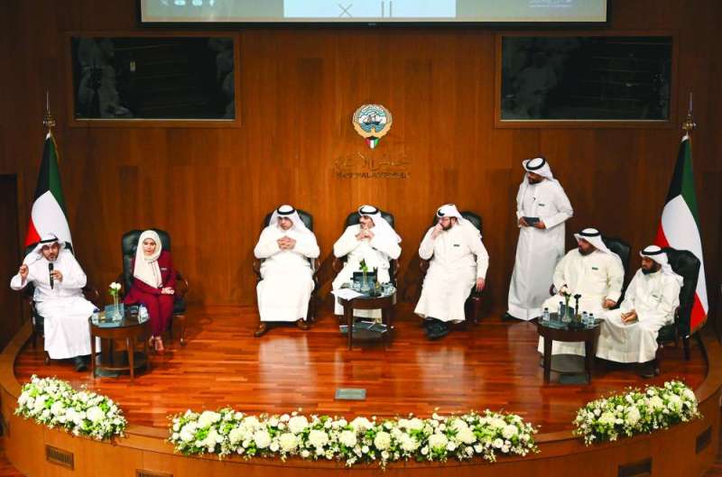 الشاهين يتحدث بحضور أعضاء اللجنة التشريعية على منصة المسرح 	(تصوير أسعد عبدالله) 