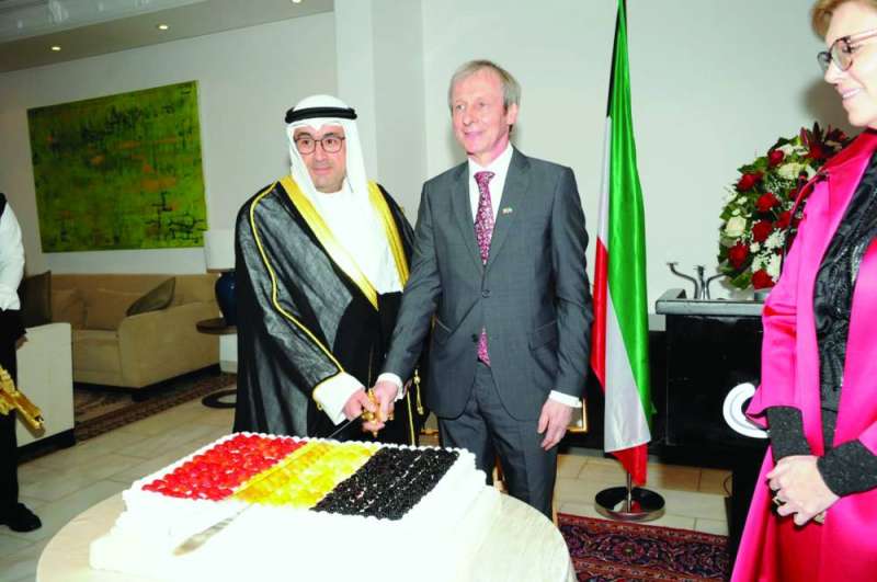 


السفير معرفي والسفير البلجيكي يقطعان كعكة الاحتفال 