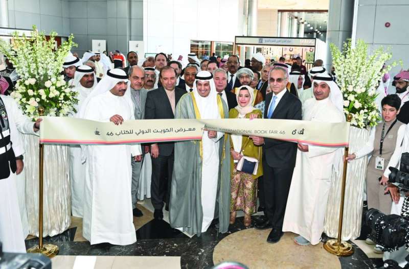 المطيري يقص شريط افتتاح المعرض 	 (تصوير أسعد عبدالله) 