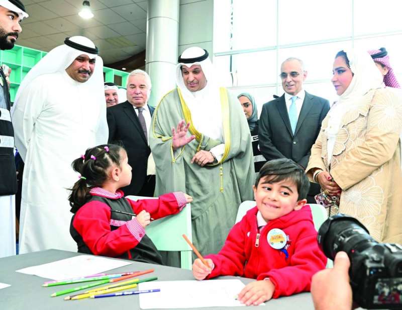 حديث بين الوزير وزهرة في جناح للرسم 