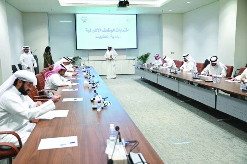 الدبوس يتابع اختبارات المتقدمين 	(تصوير نايف العقلة) 