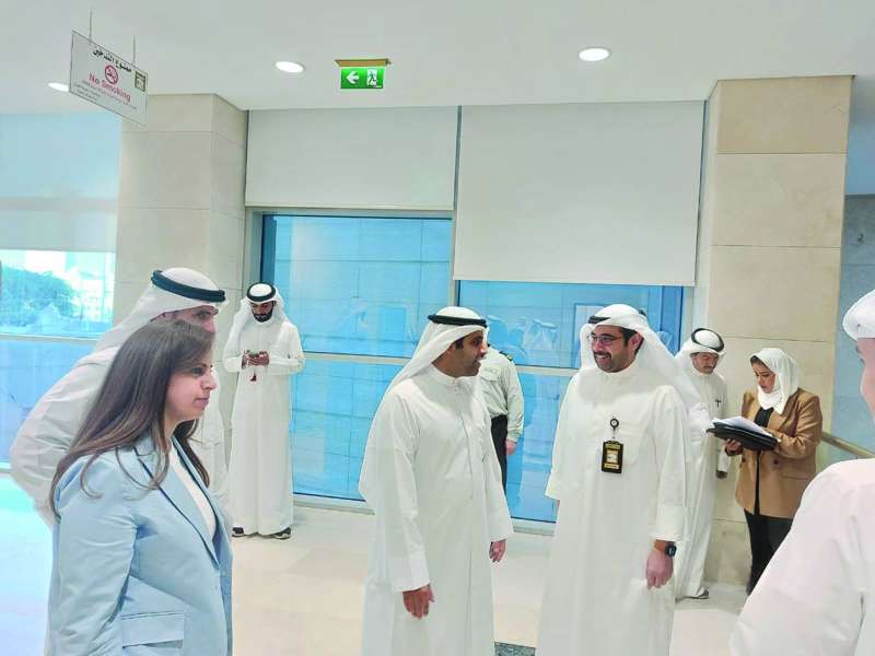 


المحري لدى زيارته قاعة الاختبار برفقة منيرة الأمير 