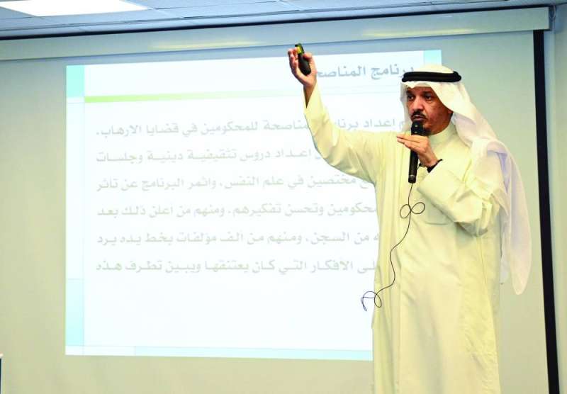 عبدالله الشريكة متحدثاً في المحاضرة (تصوير نايف العقلة)