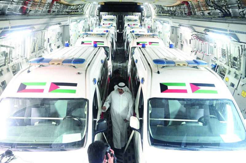 وزير الصحة يتفقّد سيارات الإسعاف الثمانية داخل الطائرة	 (تصوير أسعد عبدالله) 